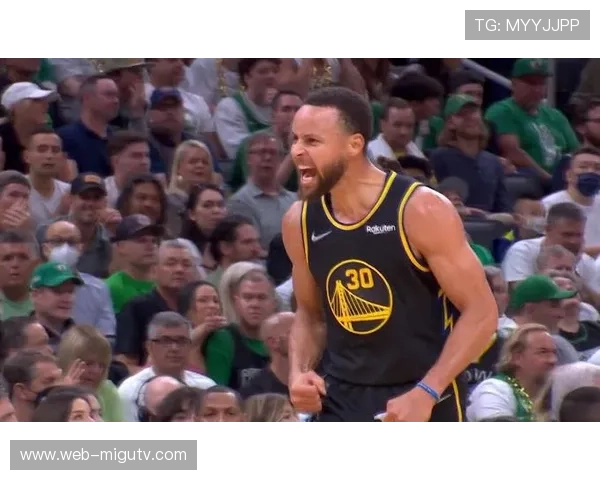 库里场边模仿裁判手势，吃T后球迷欢呼