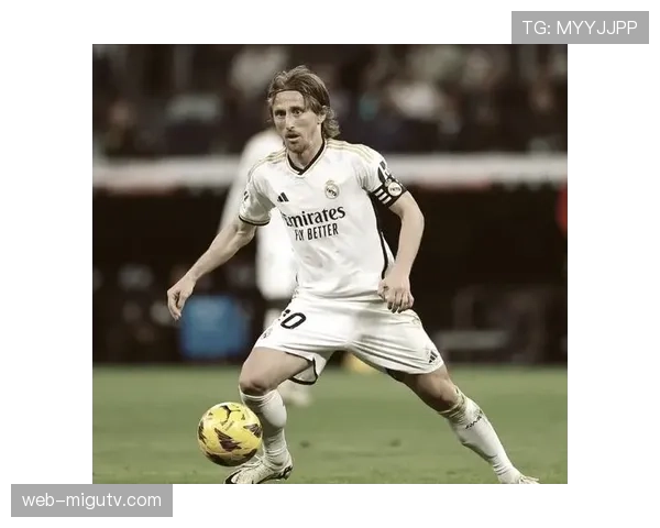 特写：38岁的莫德里奇替补出场，仍以三次关键拦截展示压迫智慧